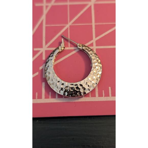 Marked Napier Silver Tone Hammered Hoop Snap Down Clasp Earrings - Picture 3 of 6